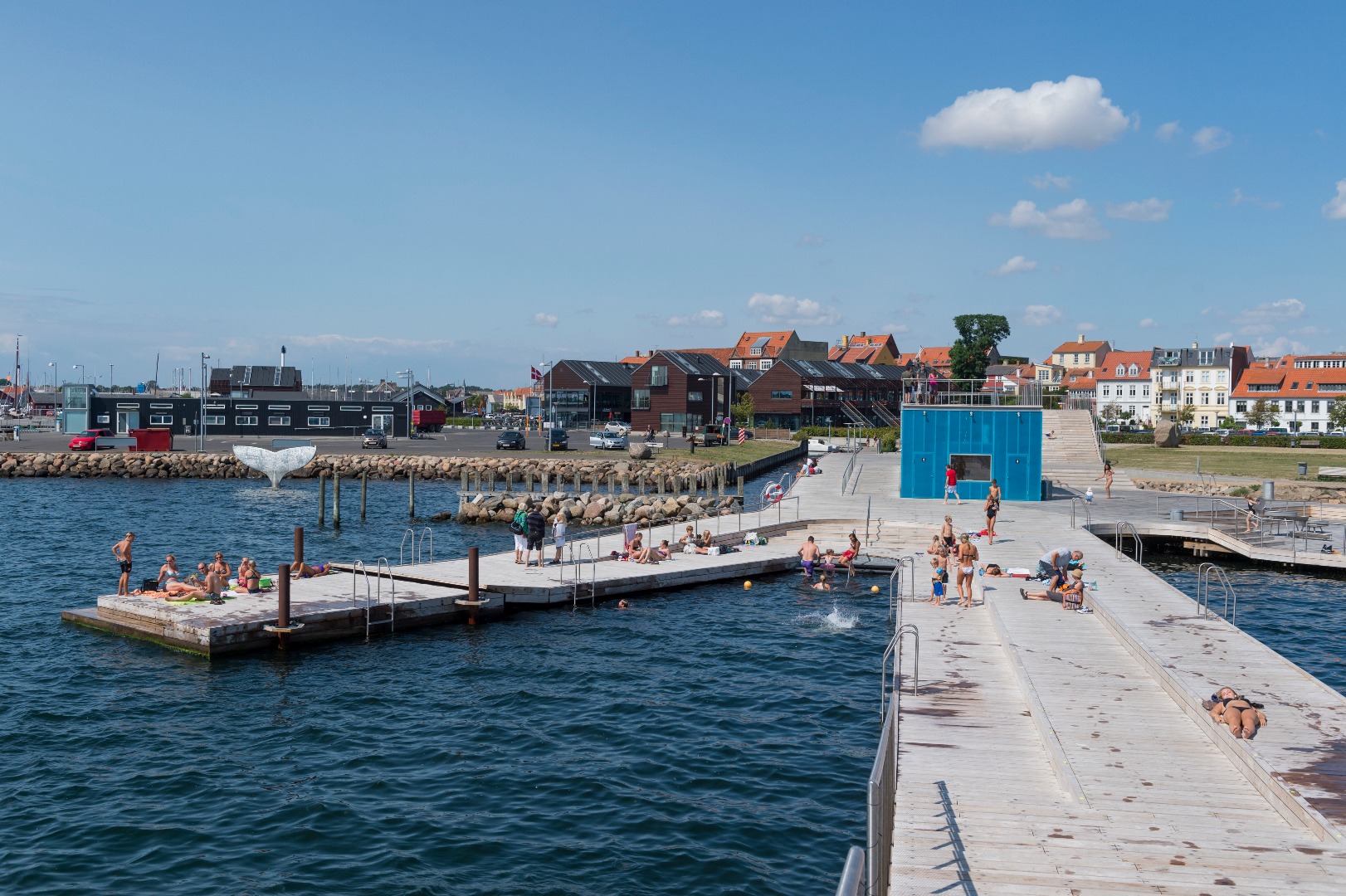 2014 – Faaborg Havnebad: Som noget nyt er anlægget omkring badefaciliteterne blevet støttepunkt for en bred gruppe af brugere som havsportsudøvere, kajakroere og dykkere. (Foto: Rune Johansen)