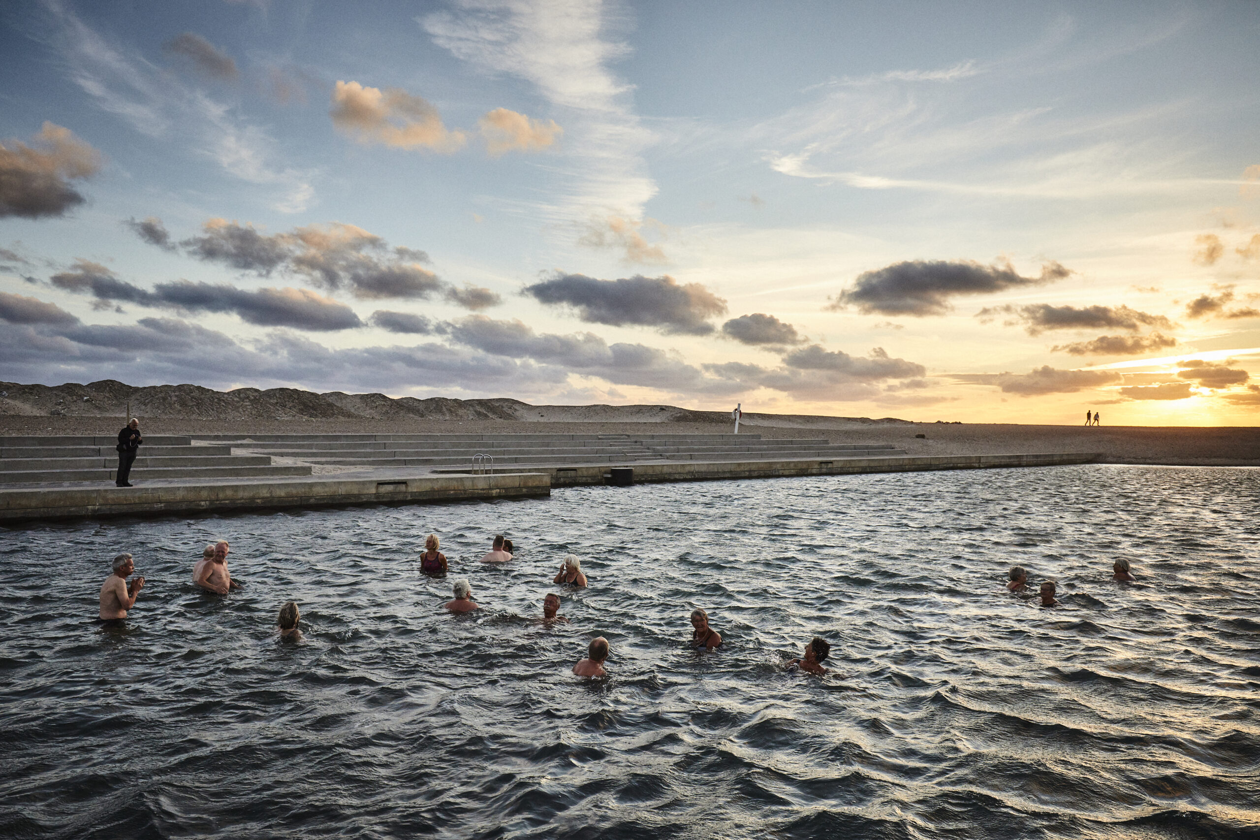 2014 – Vorupør Havbad: Vesterhavet er sjovt, men også et farligt sted at bade. Derfor har man etableret et lukket område, som hele tiden forsynes med nyt og friskt havvand og hverken har høje bølger, understrøm eller hestehuller. (Foto: Esben Zøllner)