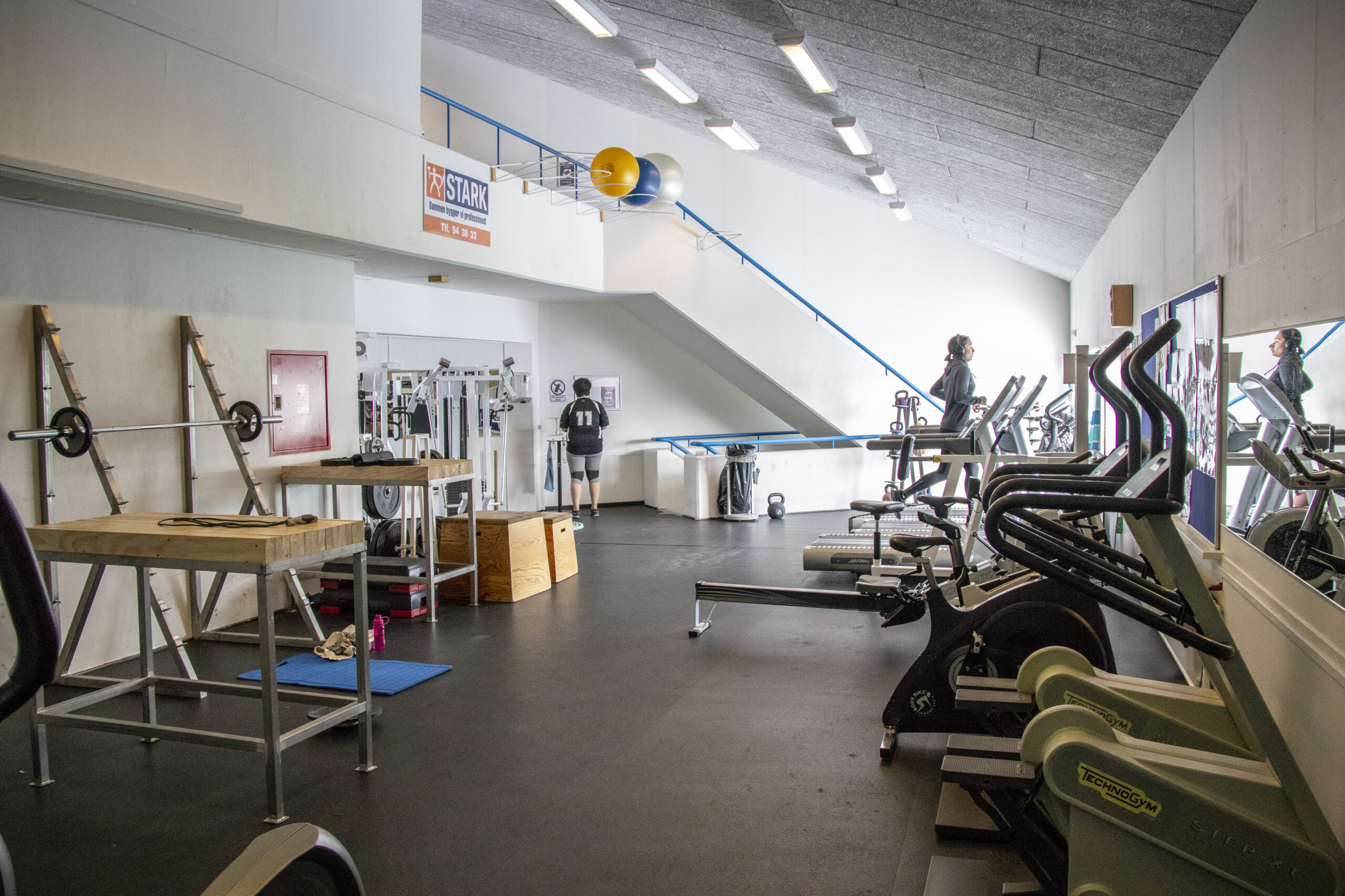 Der er 20 Fitnesscentre i Grønland. I mange indendørs haller er der et mindre fitness- eller motionsrum.