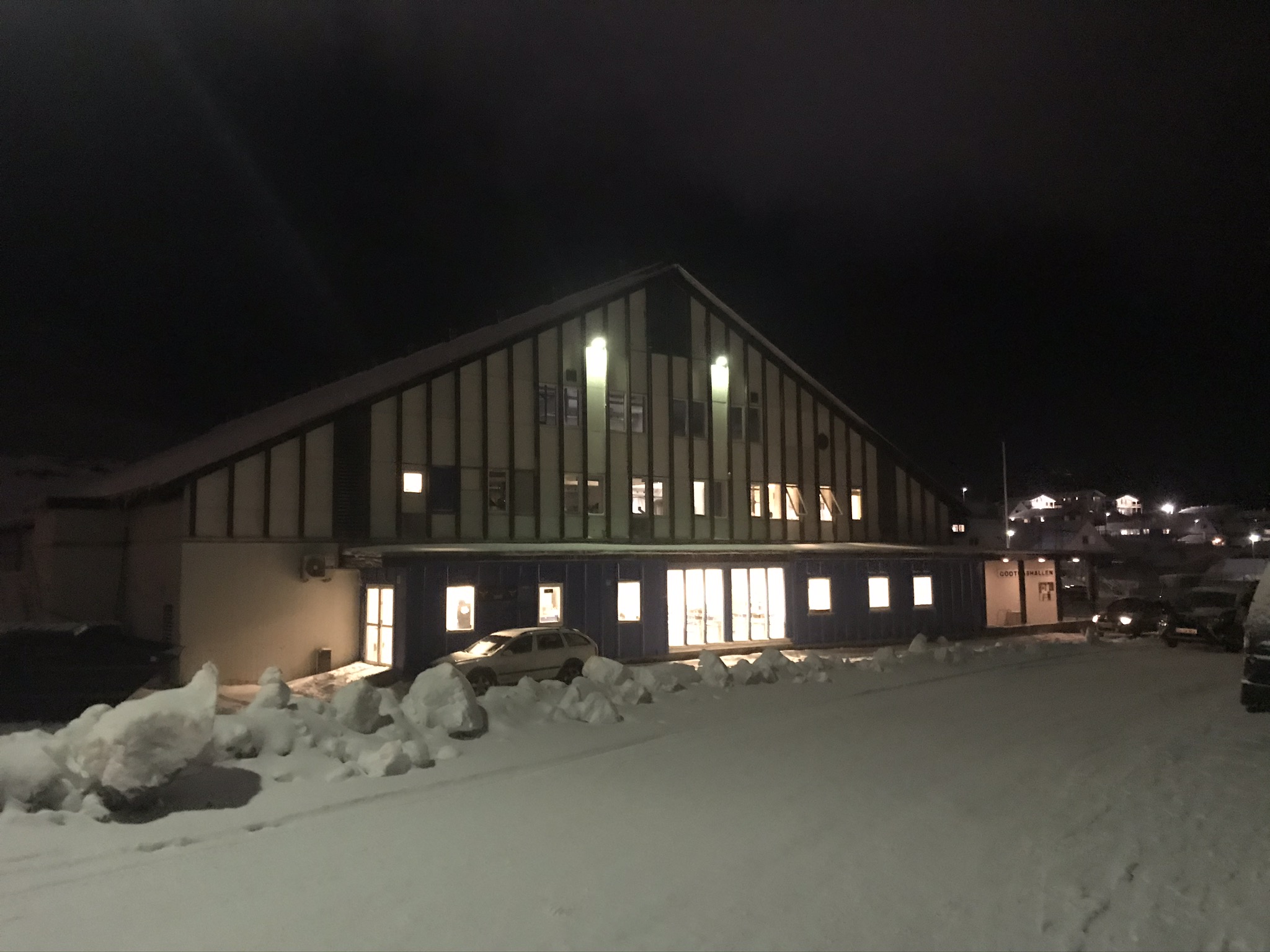 Der er i alt 29 små haller og gymnastiksale i Grønland. Alle byer og de fleste bygder har en indendørs idrætshal.