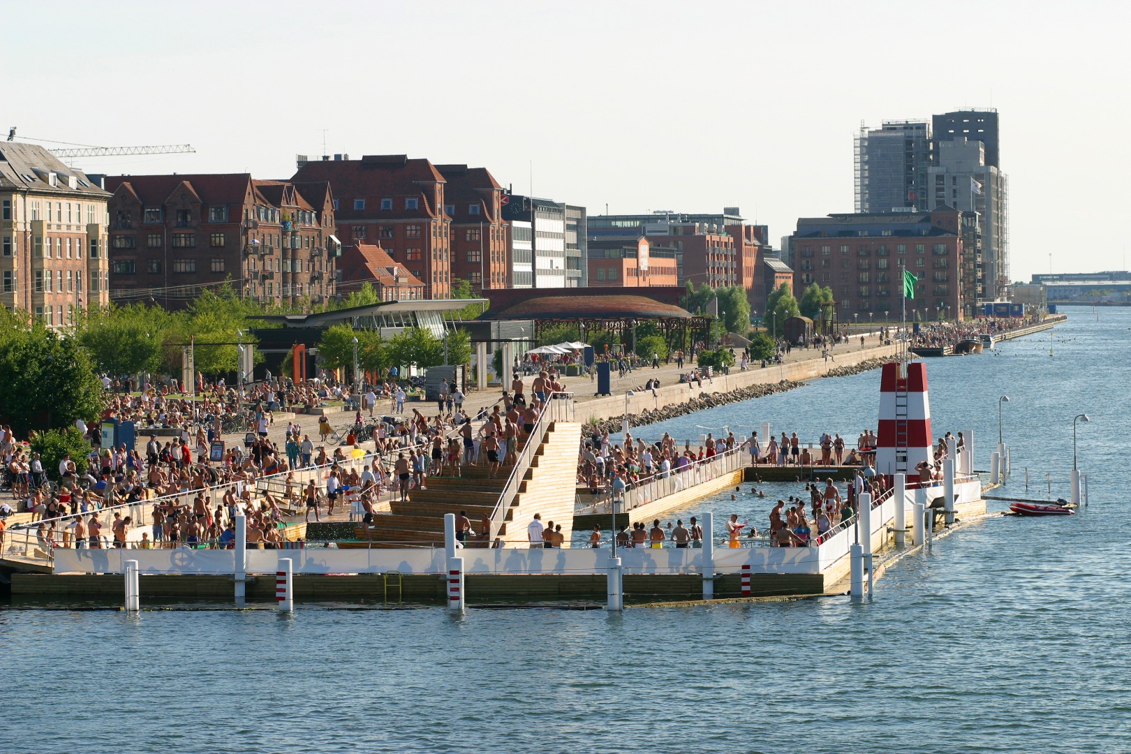 2003 – Havnebadet på Islands Brygge i København: Det blev testet at etablere et ”test-bad” midt i den engang forurenede havn. Det blev en bragende succes, og man lavede et fast havnebad ved Fisketorvet. (Foto: Stig Nørhald)