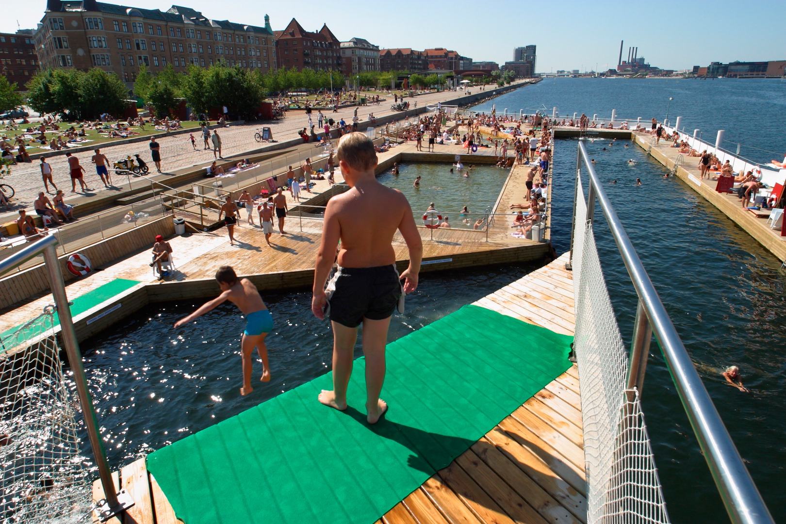 2003 – Havnebadet på Islands Brygge i København: Det blev testet at etablere et ”test-bad” midt i den engang forurenede havn. Det blev en bragende succes, og man lavede et fast havnebad ved Fisketorvet. (Foto: Stig Nørhald)